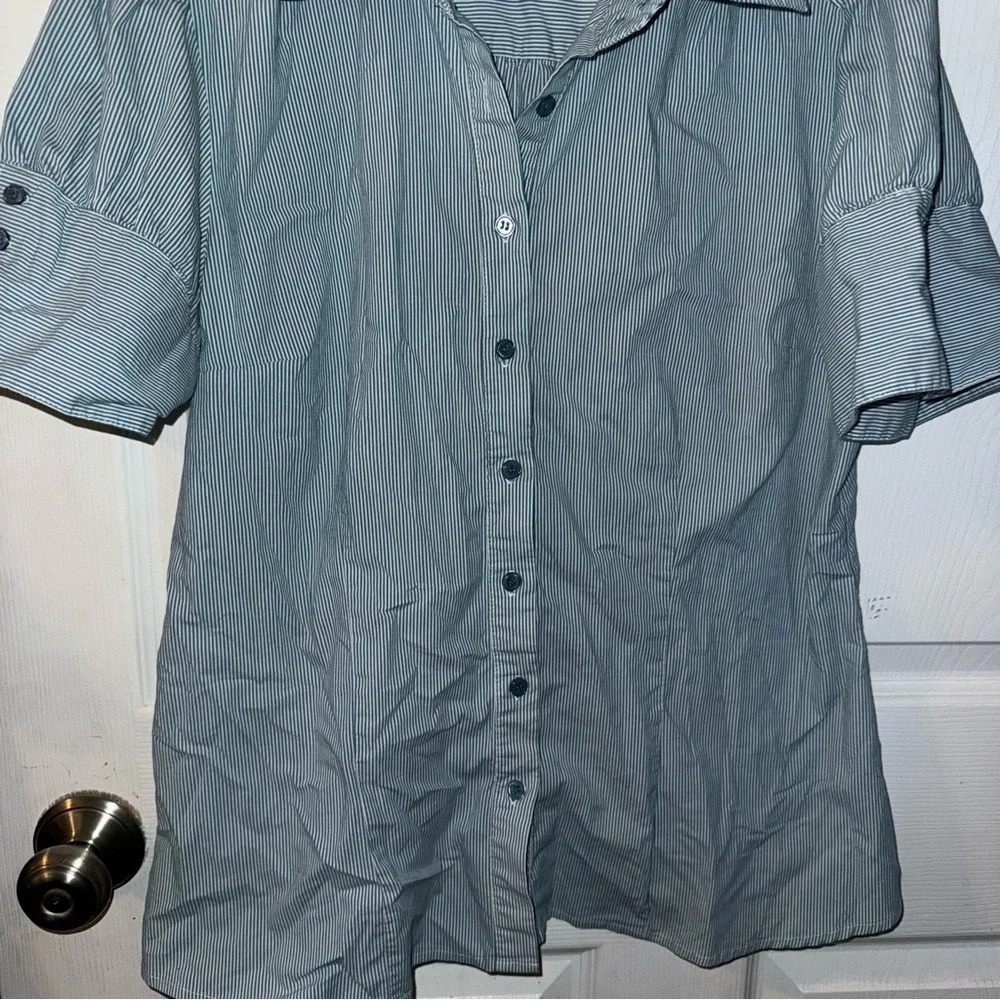 Apt. 9 Women’s Gray Button Down Shirt - Picture 4 of 5